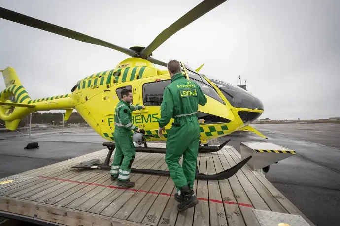 kaksi finhems lentäjää valmistautuu nousemaan helikopteriin